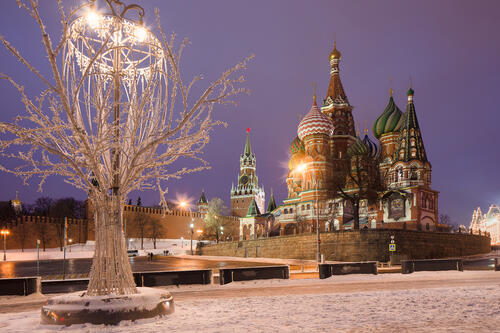 Собор Василия Блаженного в Москве ночью зимней