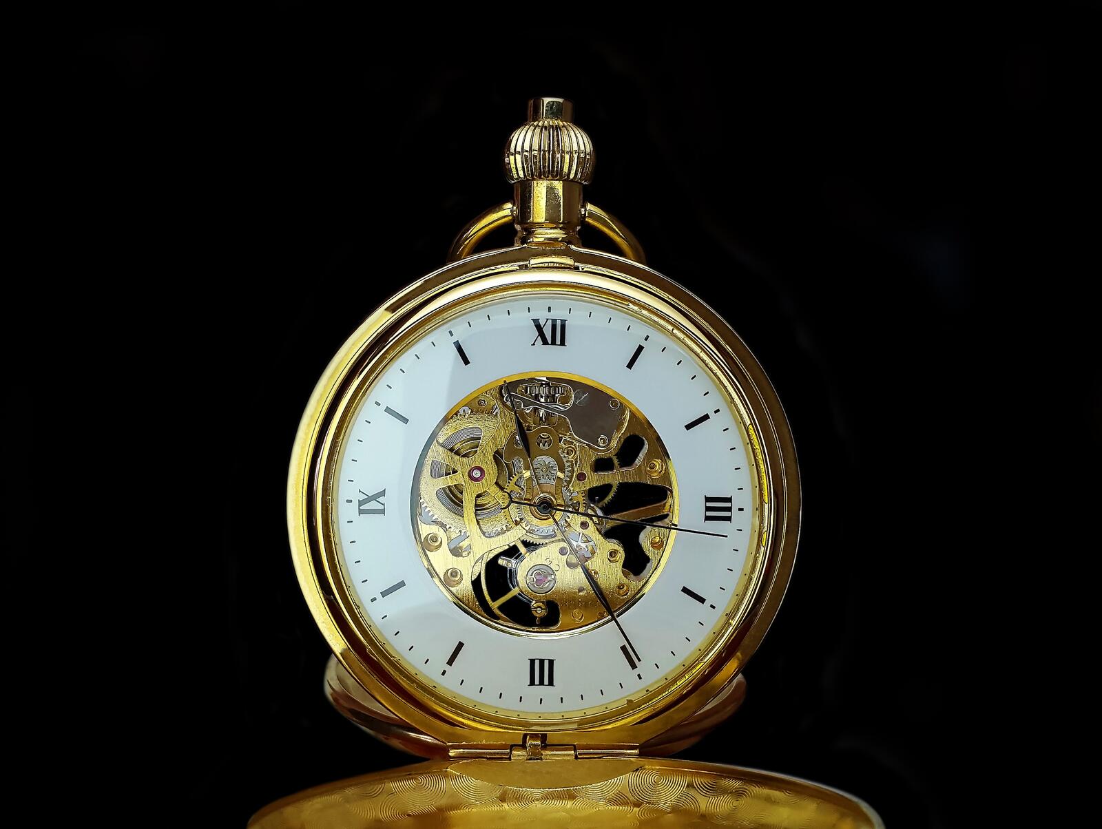 Бесплатное фото Механические карманные золотые часы