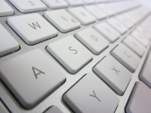 Белая клавиатура мак крупным планом