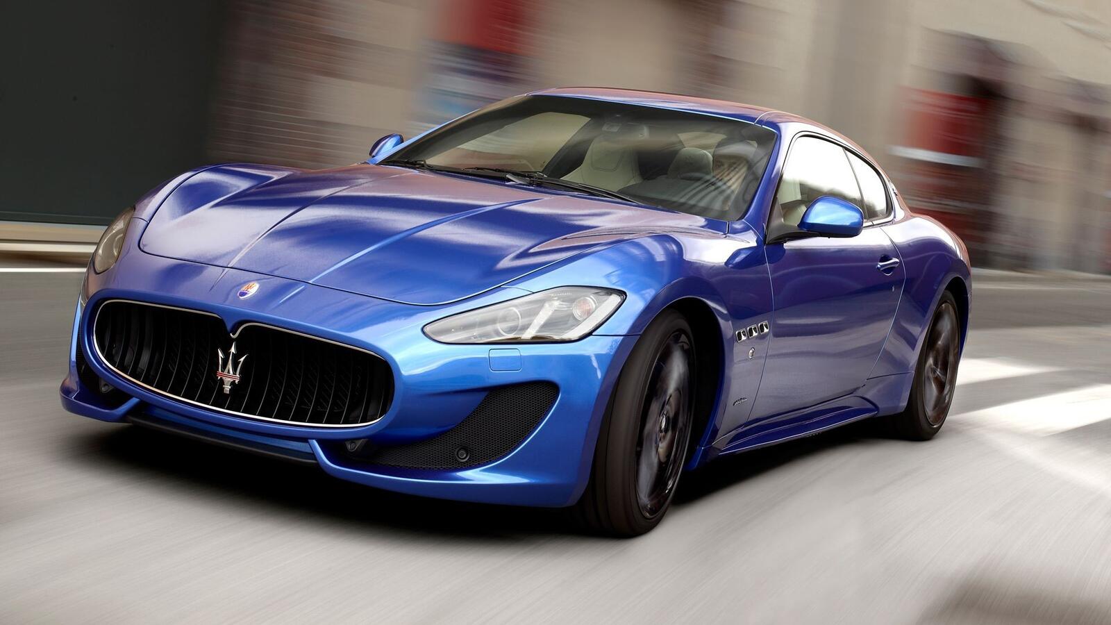 Бесплатное фото Maserati Granturismo синего цвета