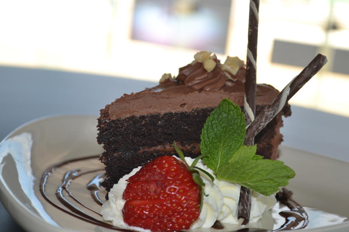 Шоколадный тортик с клубникой