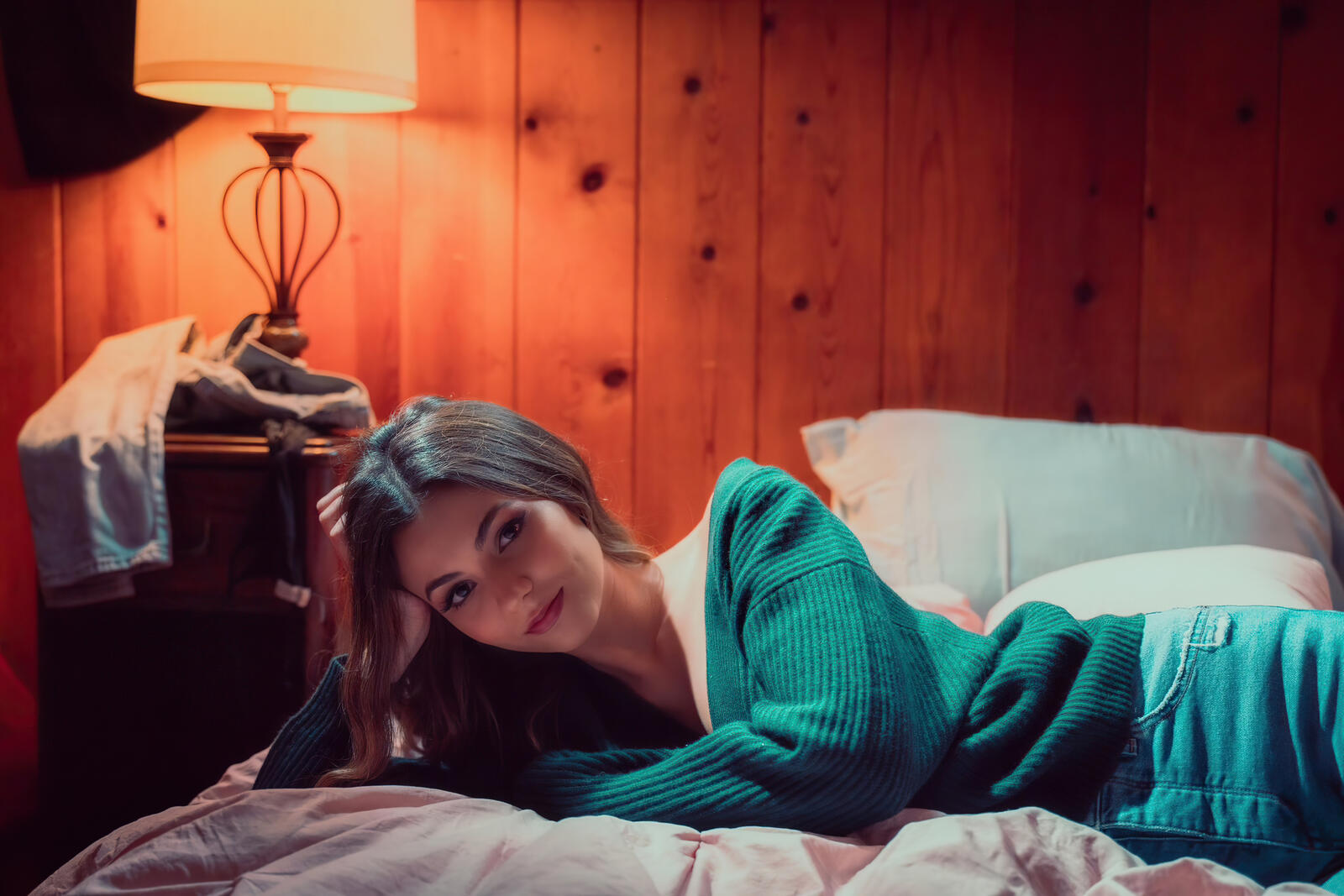Free photo Victoria Justice lies on the bed with her clothes on.