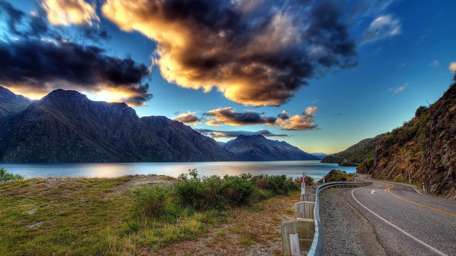 Бесплатное фото Тяжелые облака над озером на закате