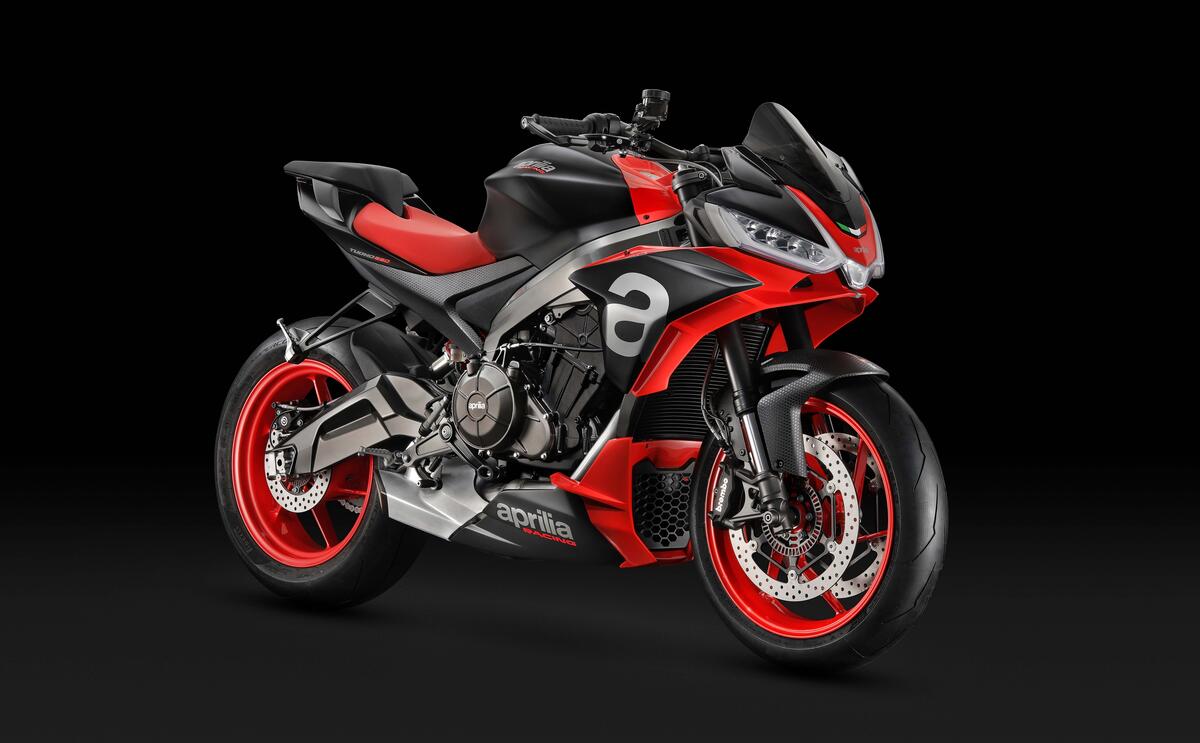 Спортивный мотоцикл Aprilia Tuono 660 Concept красного цвета