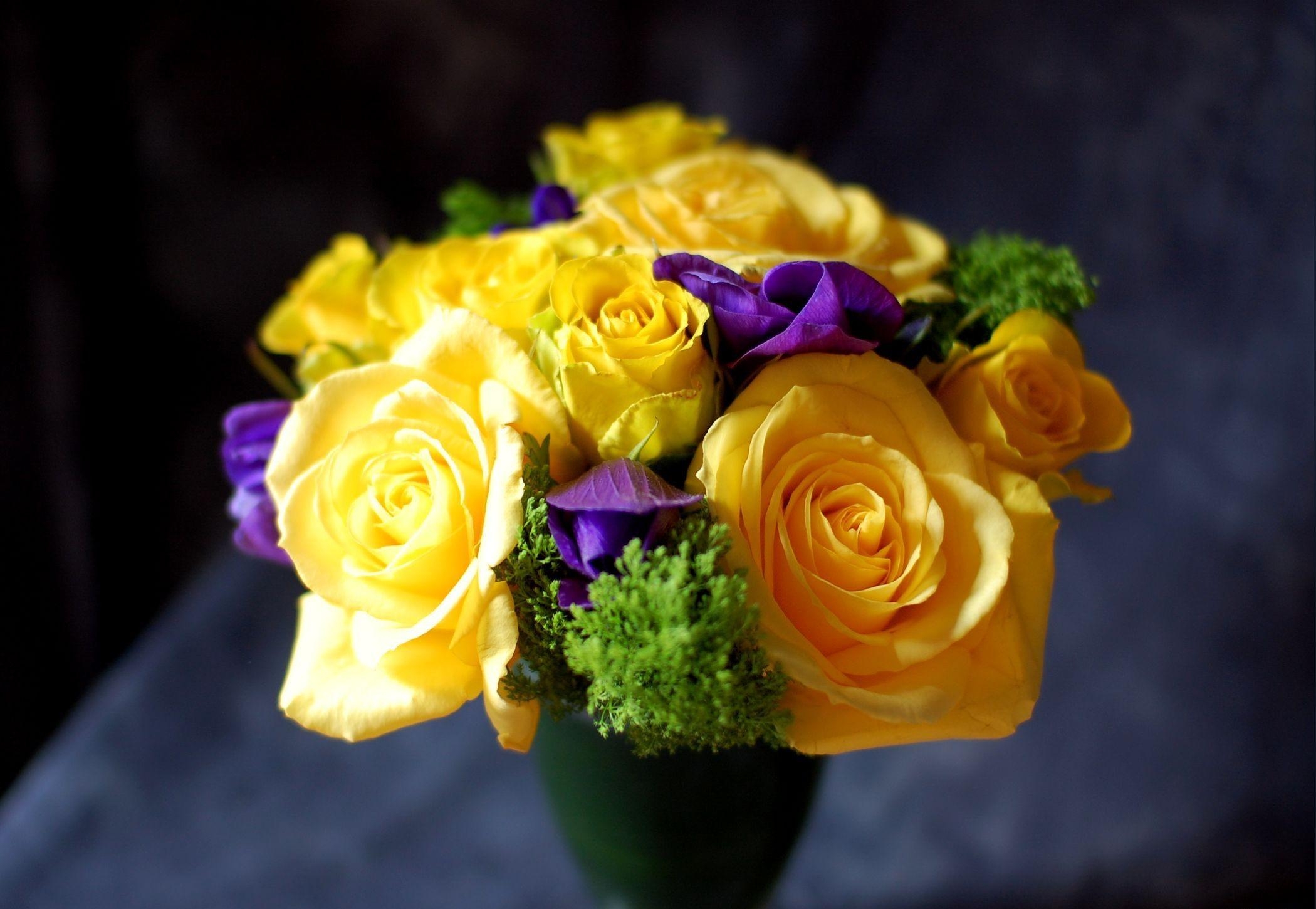 Free photo A beautiful bouquet of yellow roses
