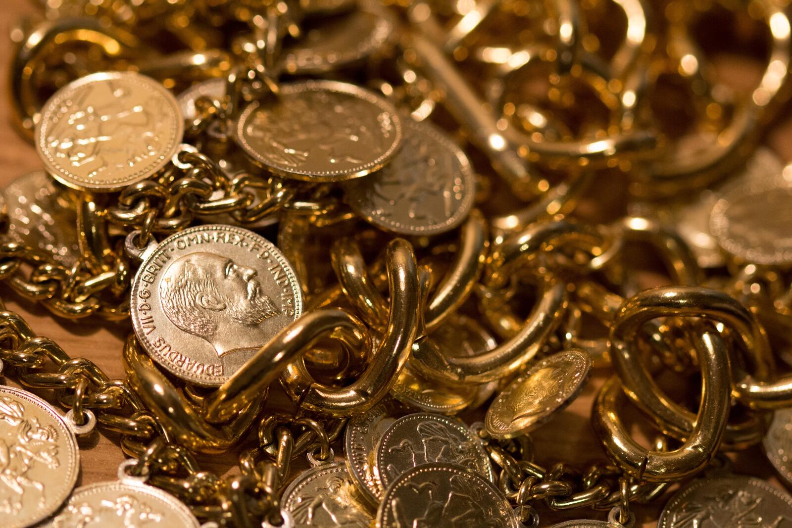 Бесплатное фото Золотые монеты и цепи