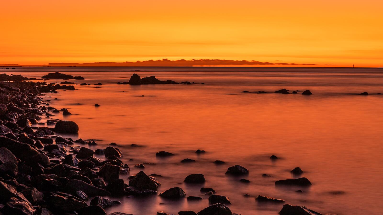 Обои скалистый пляж закат оранжевое небо на рабочий стол