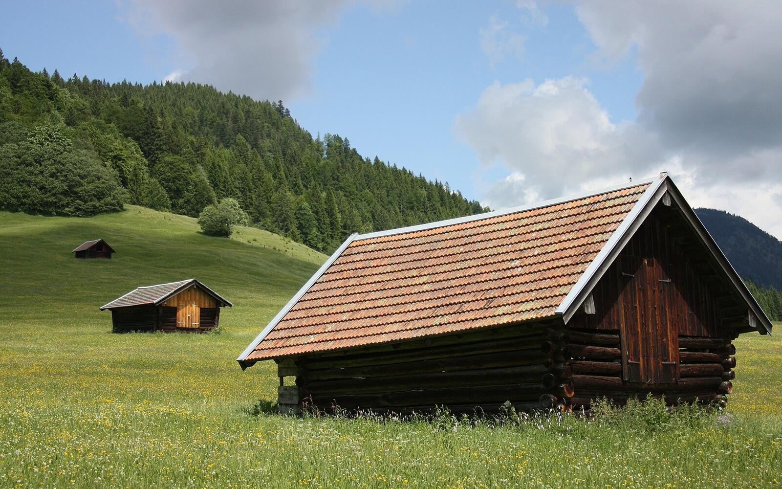 Бесплатное фото Деревянные домики на зеленых холмах