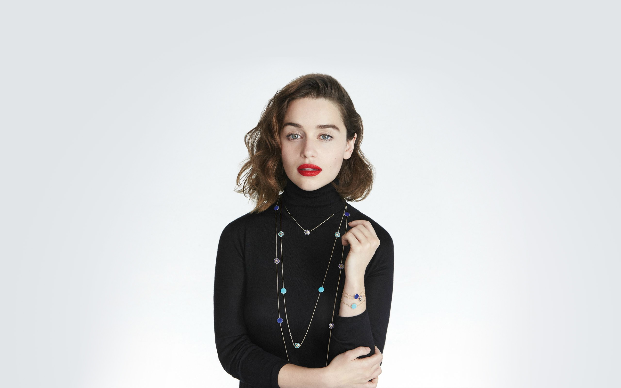 Free photo Emilia Clarke with red lipstick on her lips