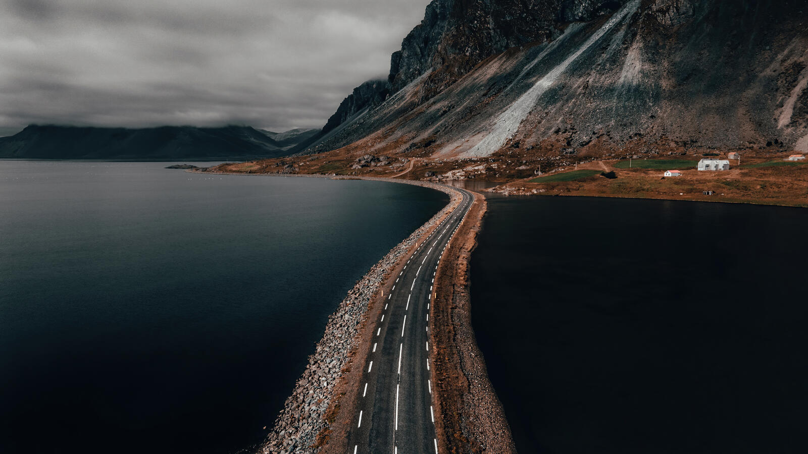 Бесплатное фото Автомобильная дорога по реке в Норвегии