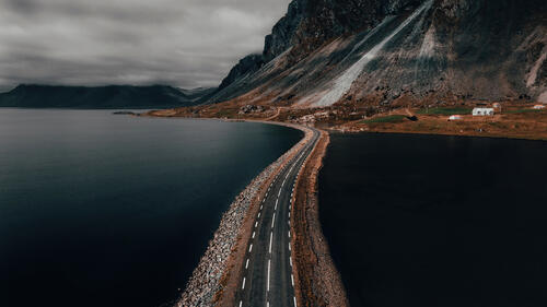 Автомобильная дорога по реке в Норвегии
