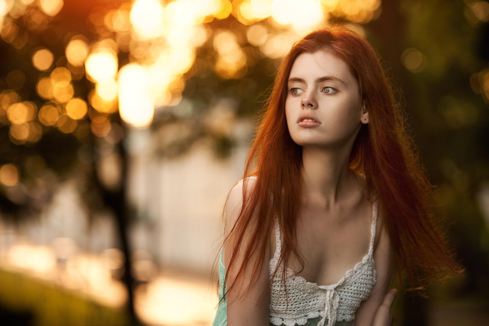 免费照片夕阳下的红发女孩