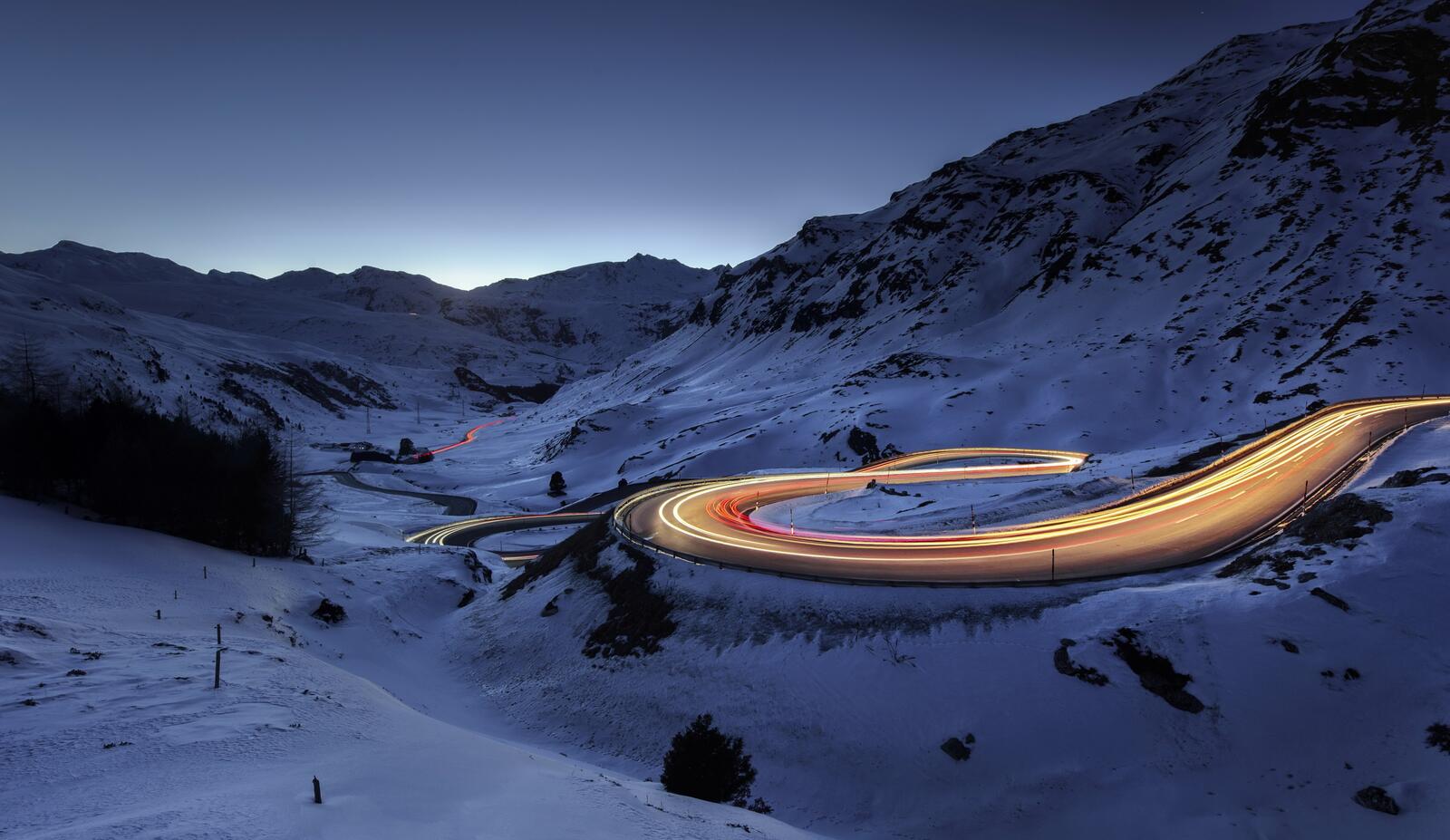 Бесплатное фото Извилистая зимняя дорога в горах