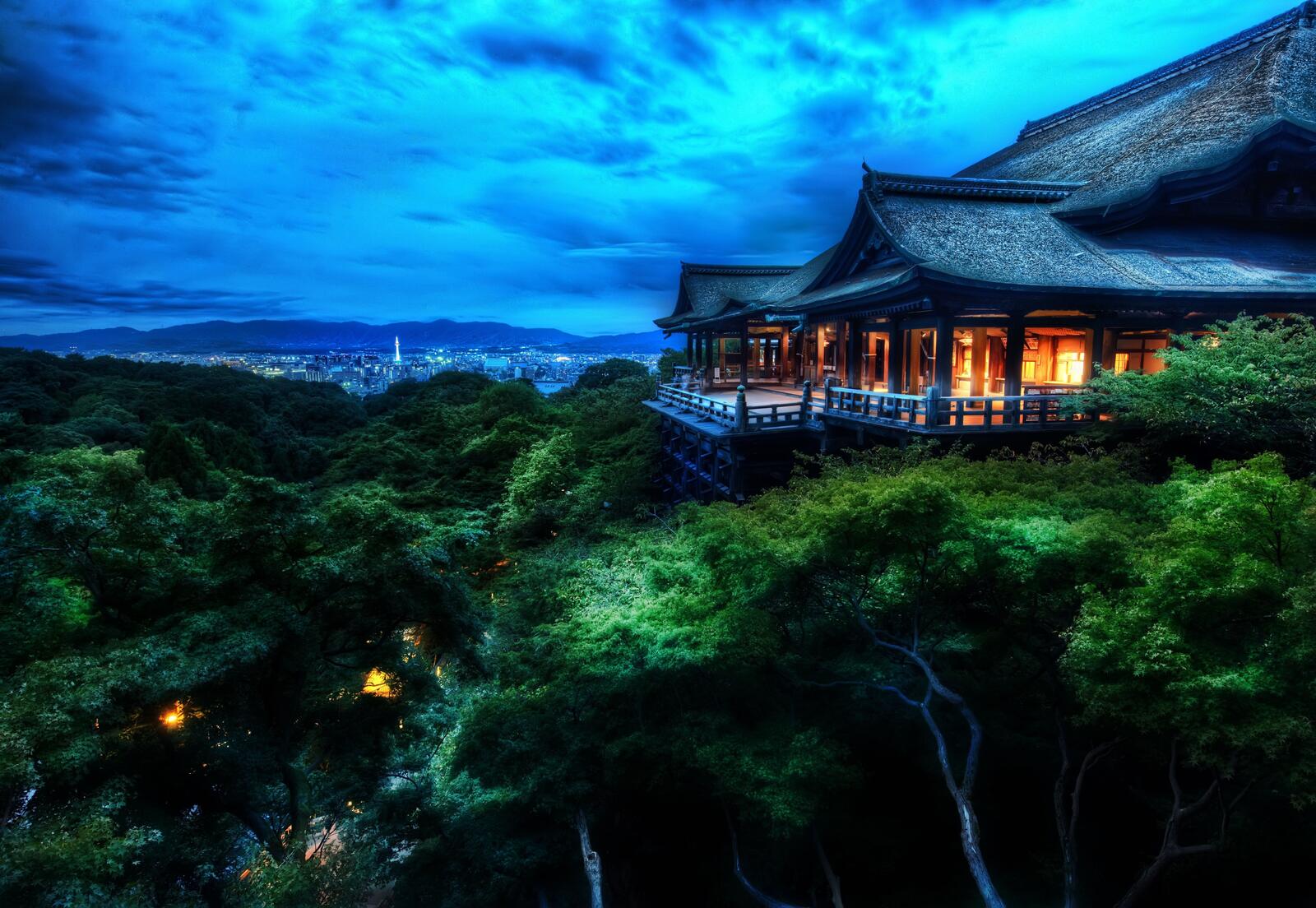 Обои храм на вершине дерева в Киото Япония ночь на рабочий стол