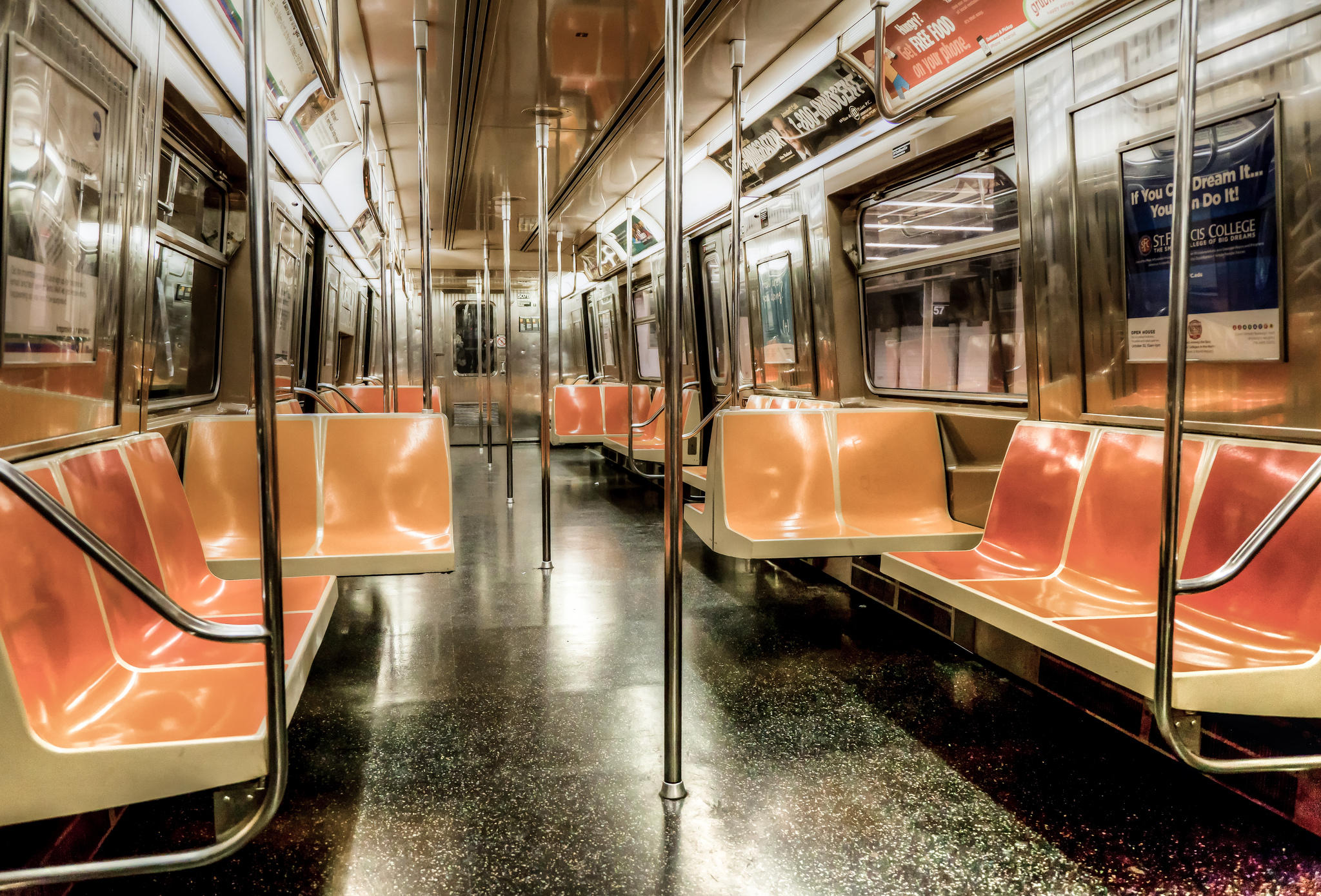 Обои Нью-Йорк пустой вагон метро на рабочий стол