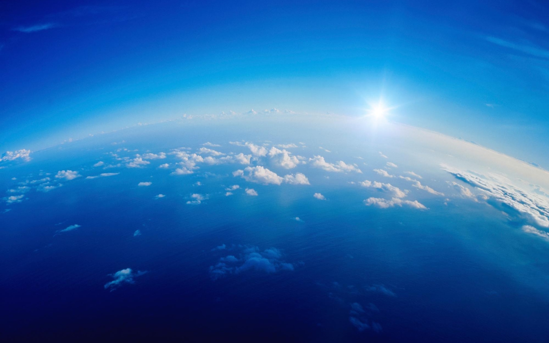 Фото солнечный свет, белый, море, планета, космос, небо, облака, земля, спокойствие, синий, солнце, горизонт, атмосфера, свет, океан - бесплатные картинки на Fonwall