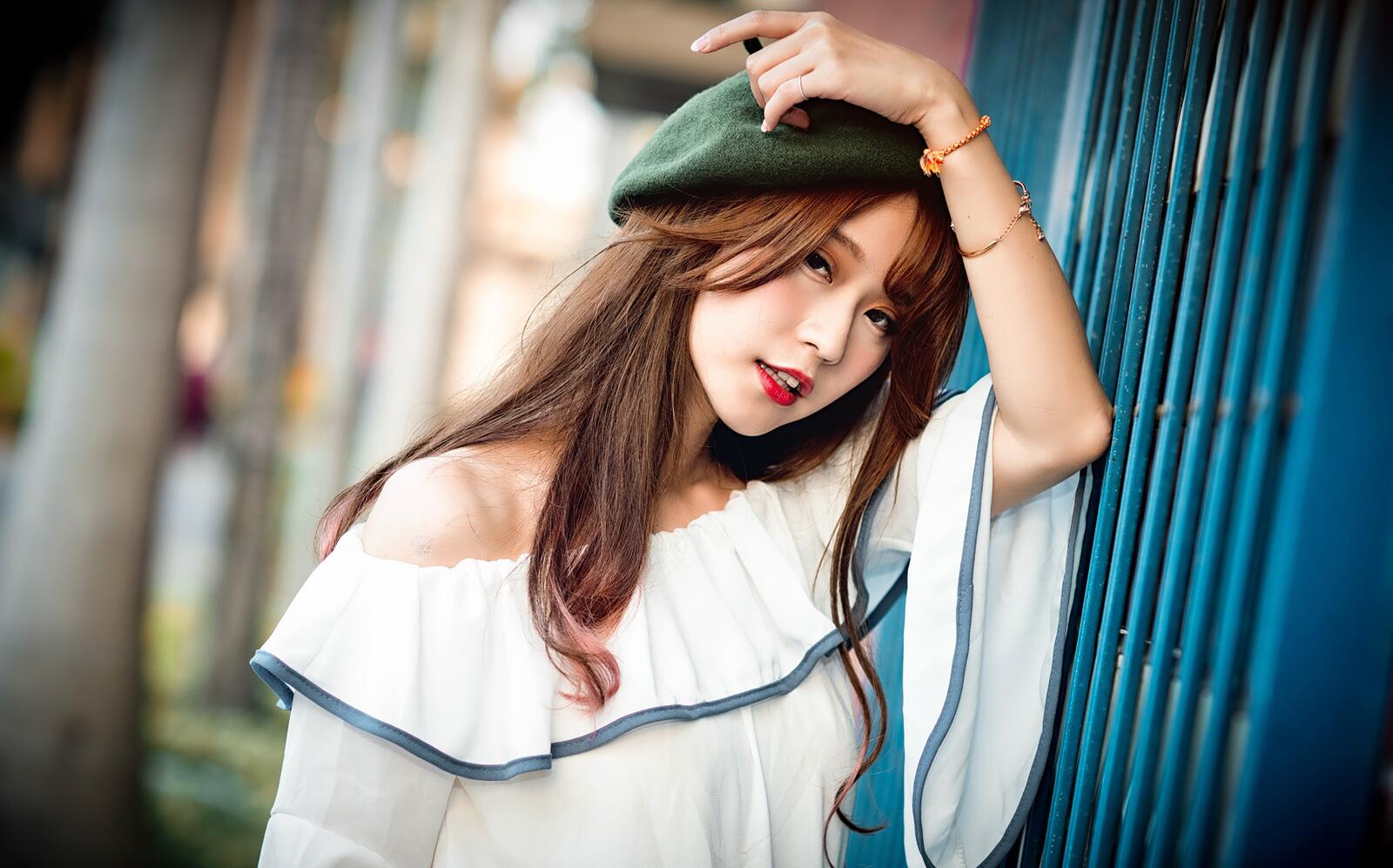 Wallpapers female brown haired beret on the desktop