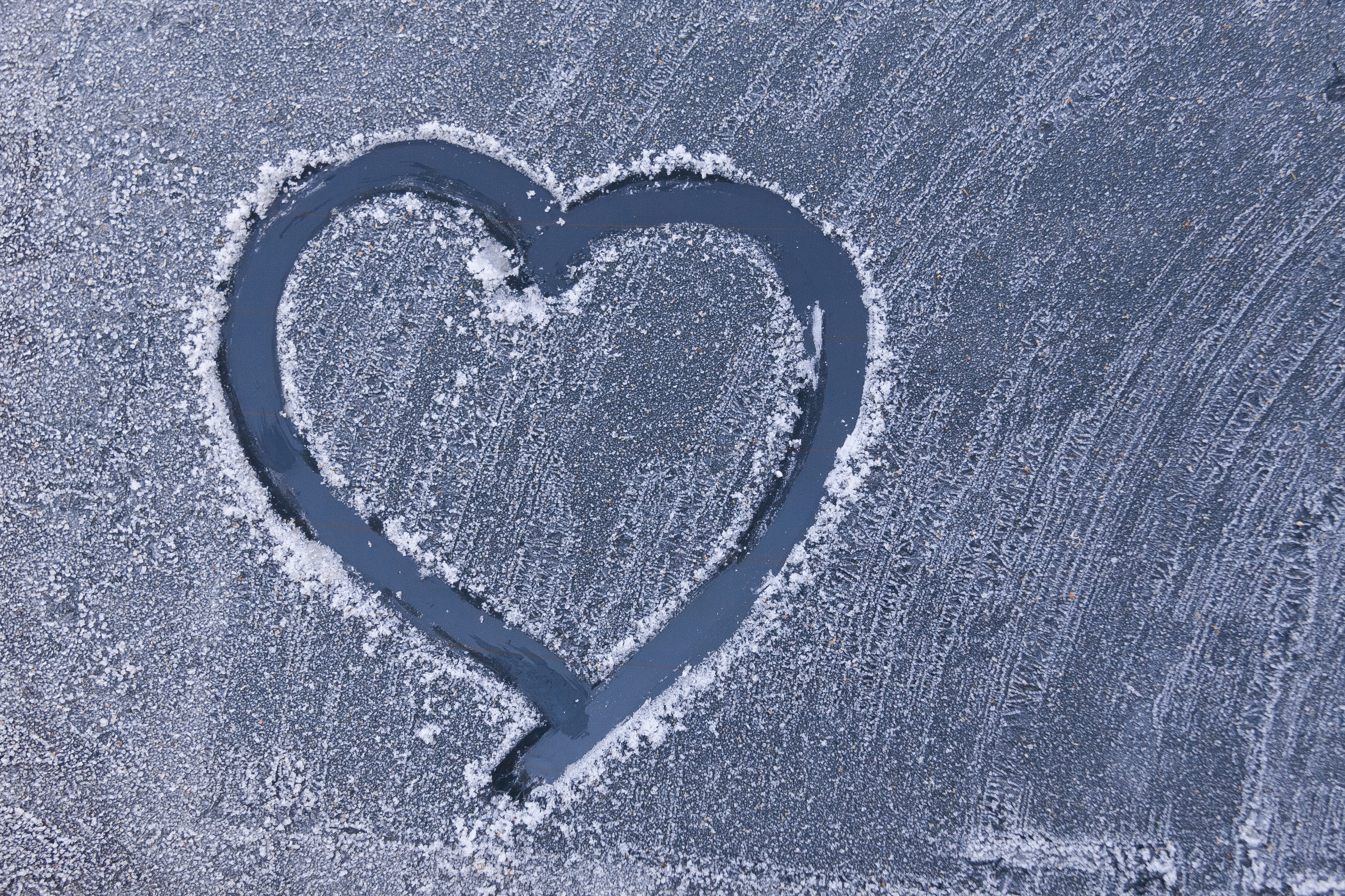 Зима на сердце на душе оригинал. Сердечко во льду. Замерзшее сердце. Сердечко на снегу. Сердечко на замерзшем стекле.