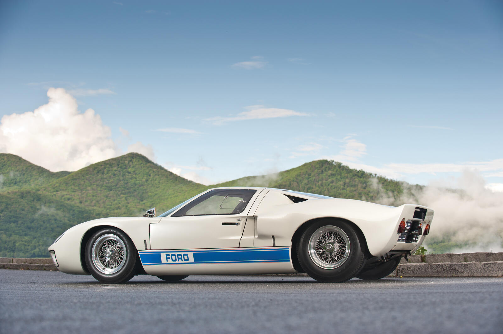 Free photo A white Ford Gt40