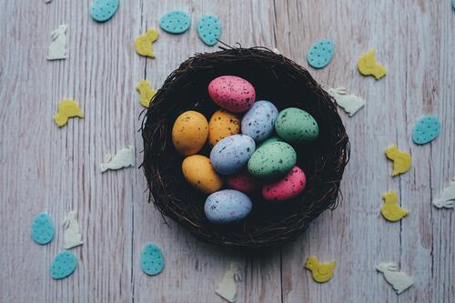 Цветные перепелиные яйца