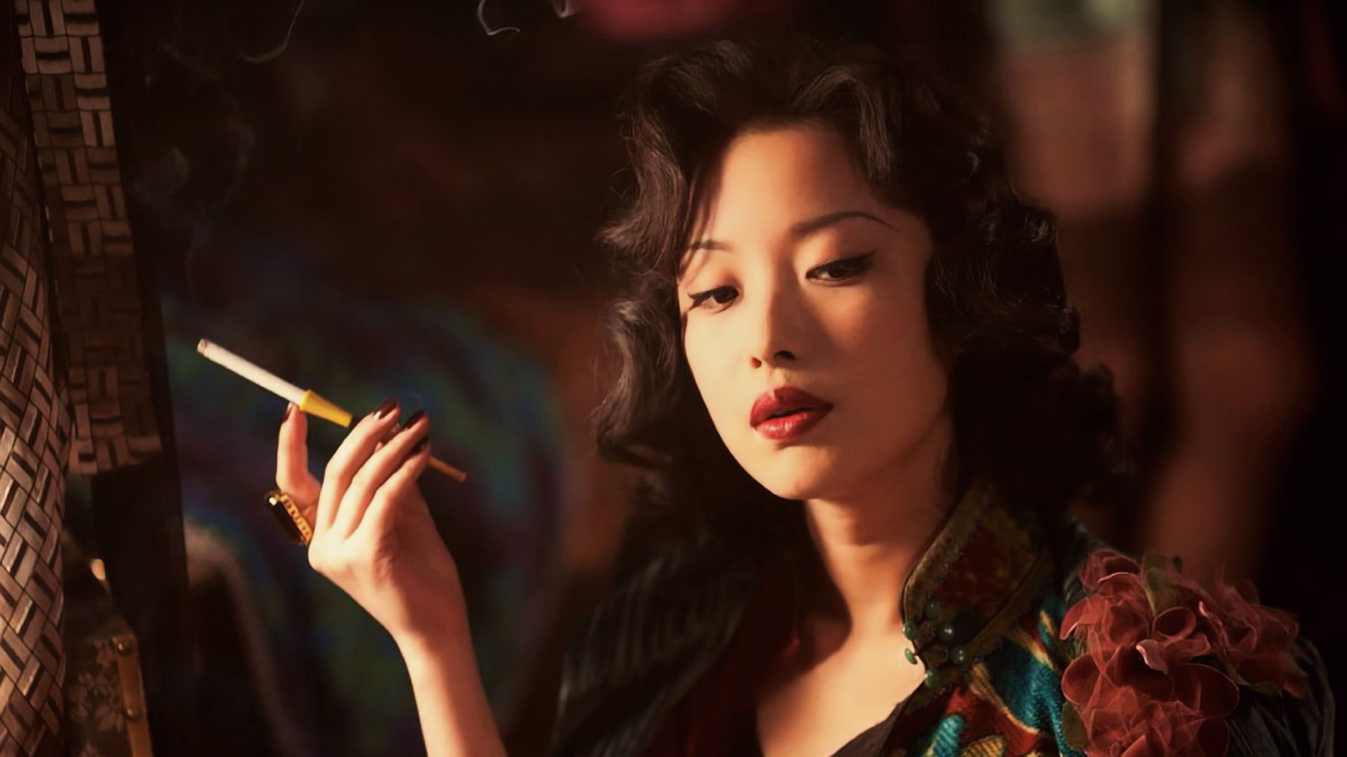 免费照片一位亚洲妇女吸烟的照片