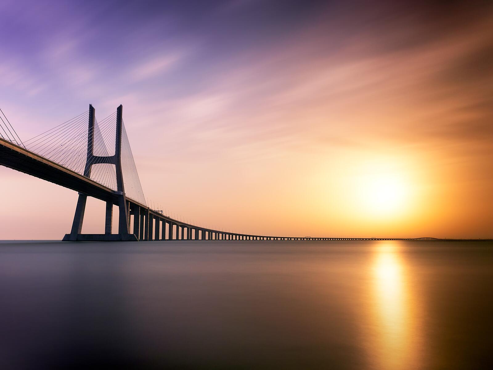 Бесплатное фото Мост через воду солнечным вечером