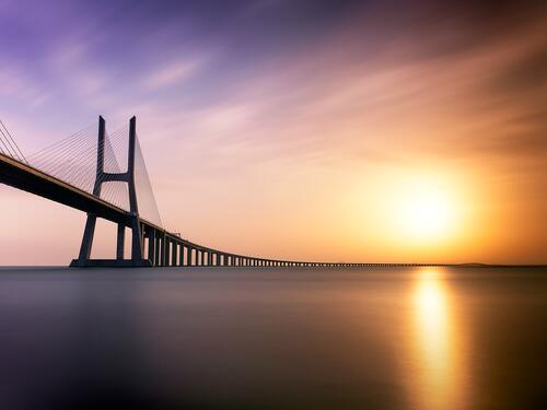 Мост через воду солнечным вечером