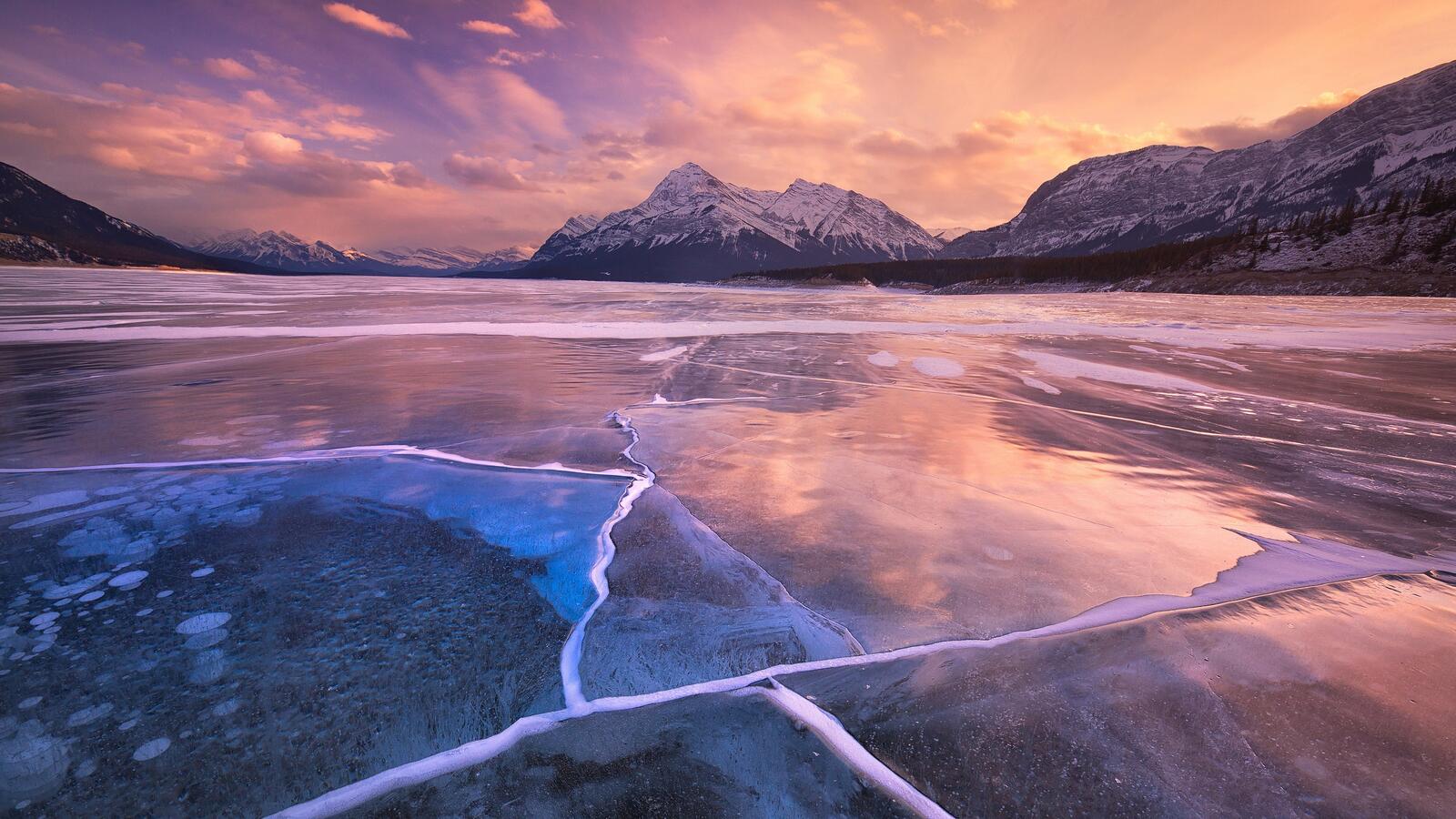 Бесплатное фото Потрескавшийся толстый лед на озере
