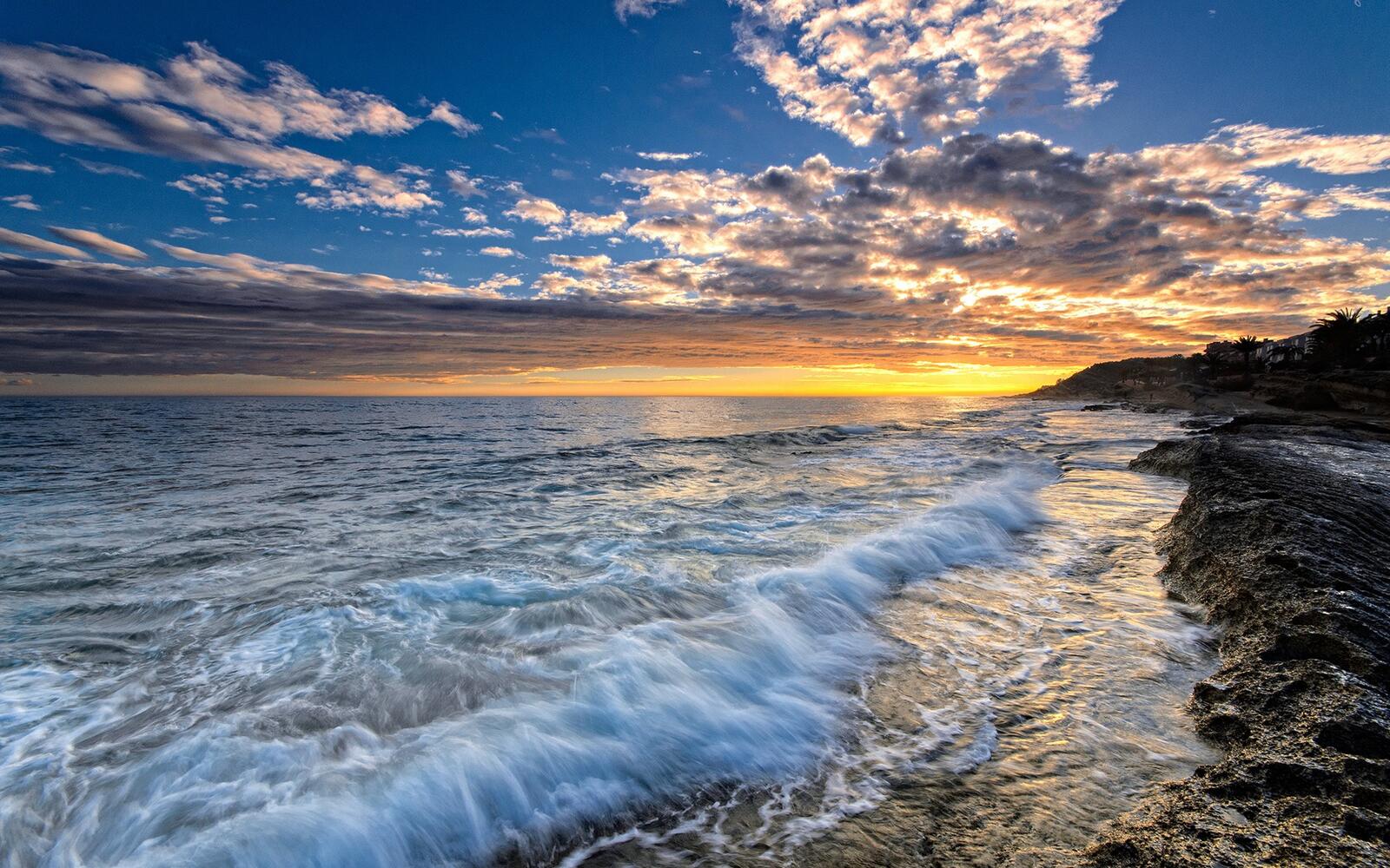 Бесплатное фото Береговая линия моря на закате