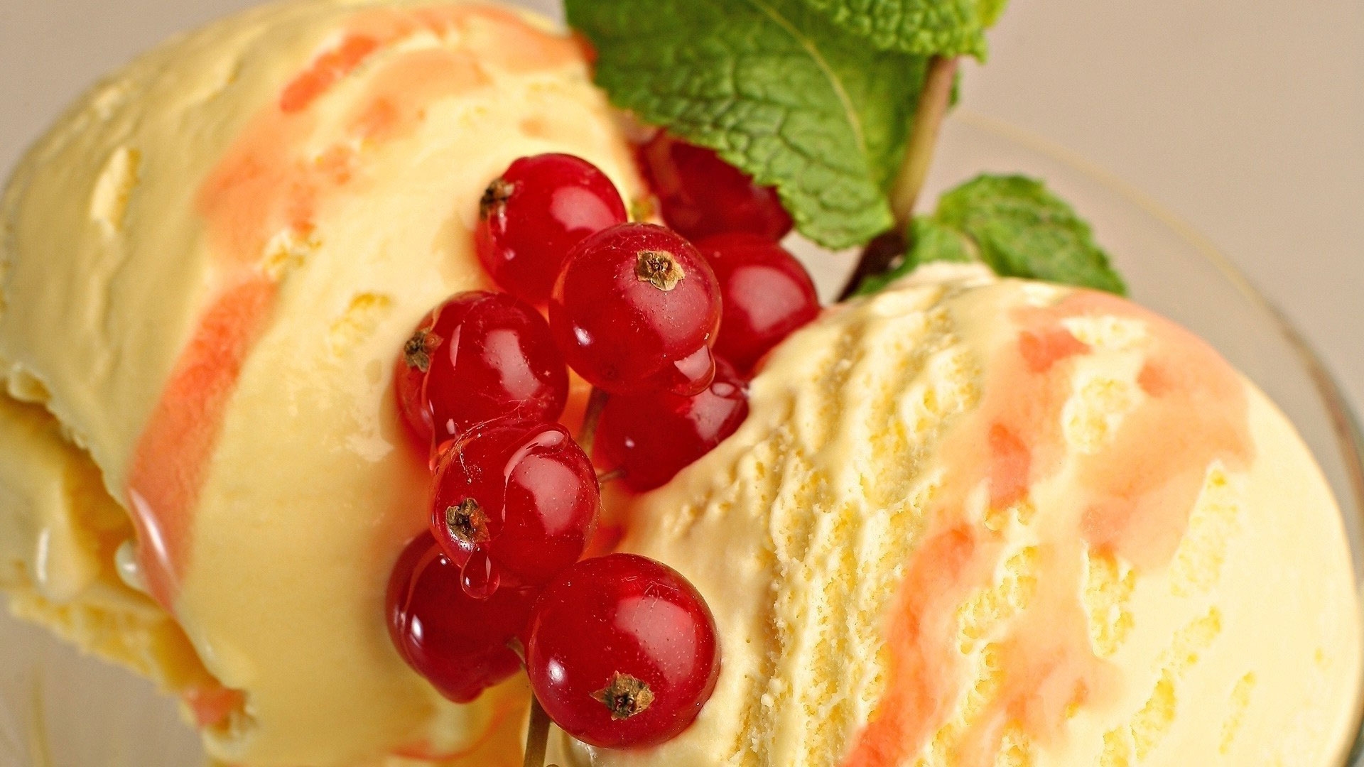Бесплатное фото Шарики мороженного с ягодками смородины