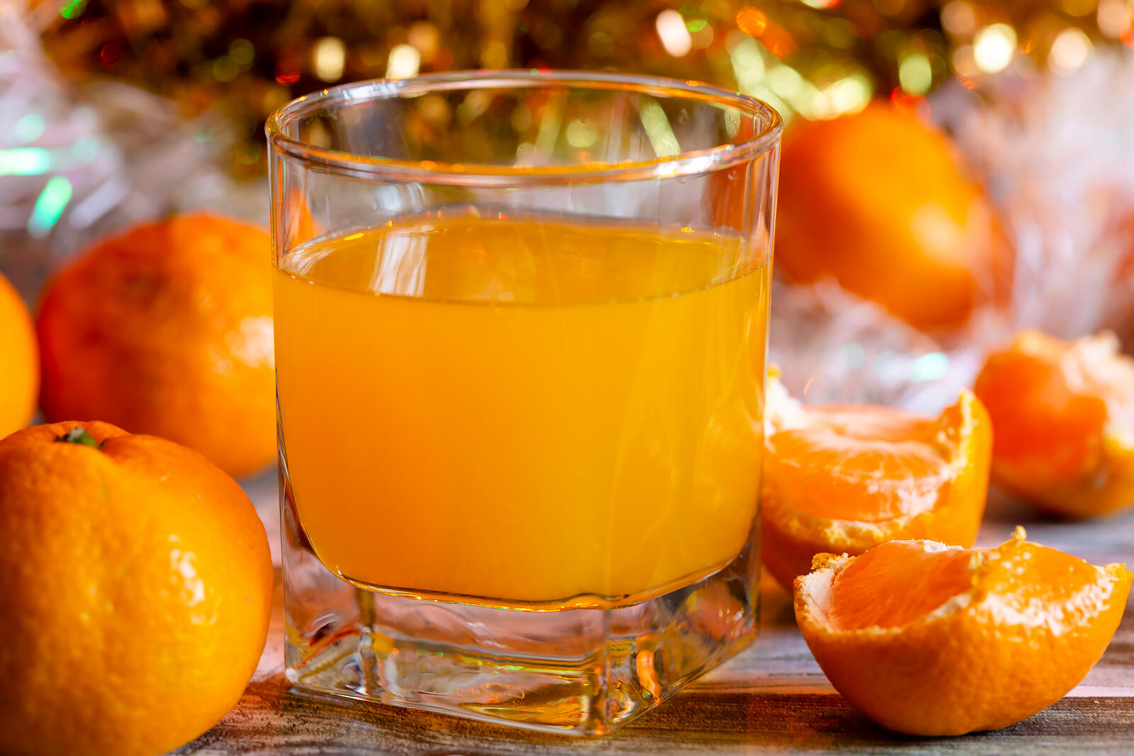 Бесплатное фото Свежевыжатый апельсиновый сок в бокале