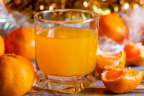 玻璃杯中的鲜榨橙汁