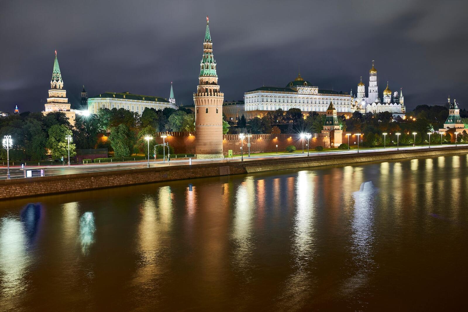 Обои свет фонарей кремль река на рабочий стол