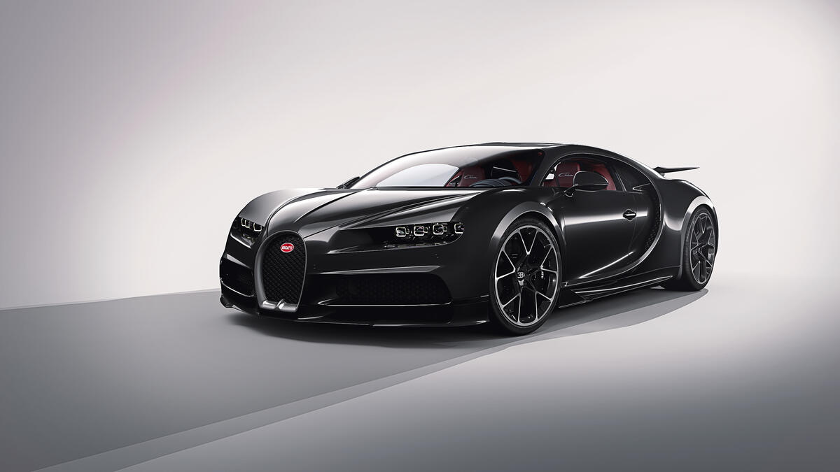 Черная Bugatti Chiron белого цвета