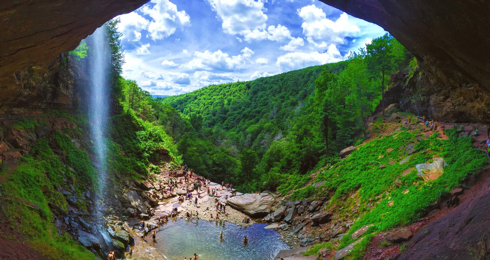 免费照片山中的瀑布，靠近一个山洞