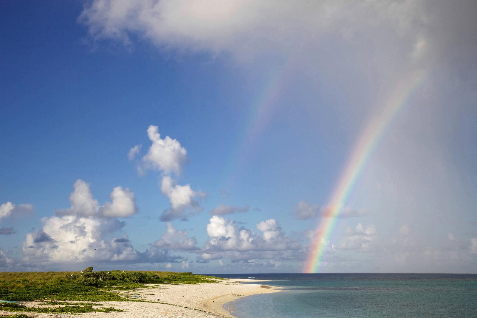 Бесплатное фото Пейзаж с радугой у моря
