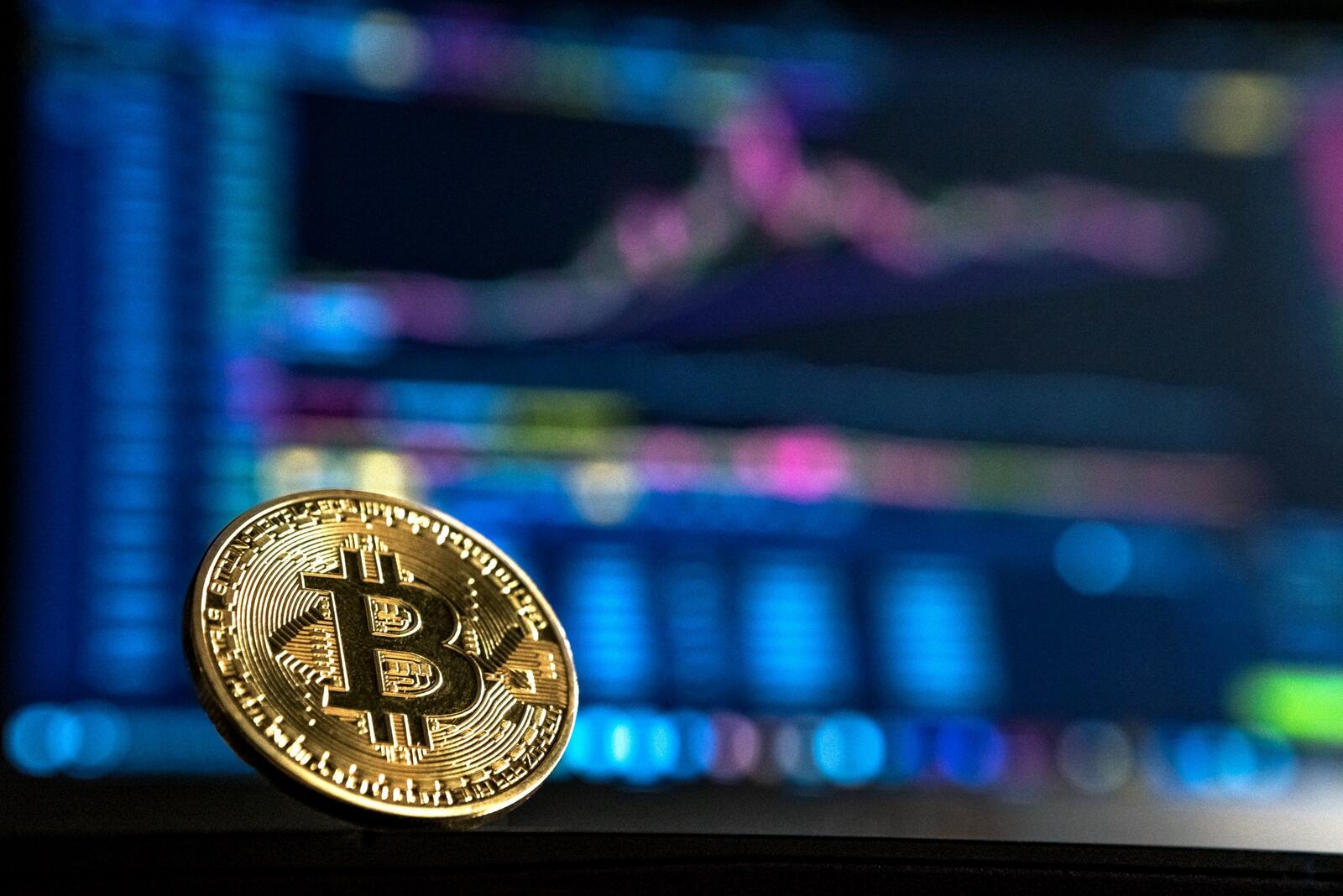 Обои Bitcoin монета золотая на рабочий стол