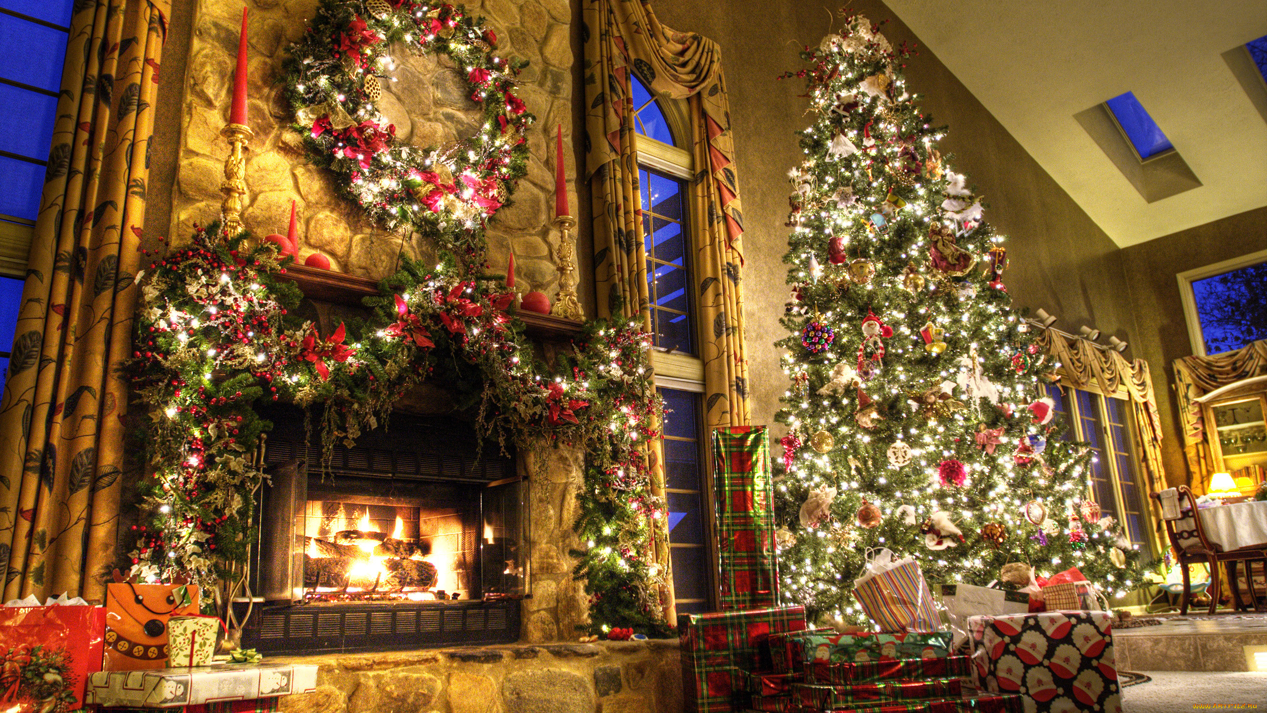 Бесплатное фото Светящаяся новогодняя елка в дома с высокими потолками