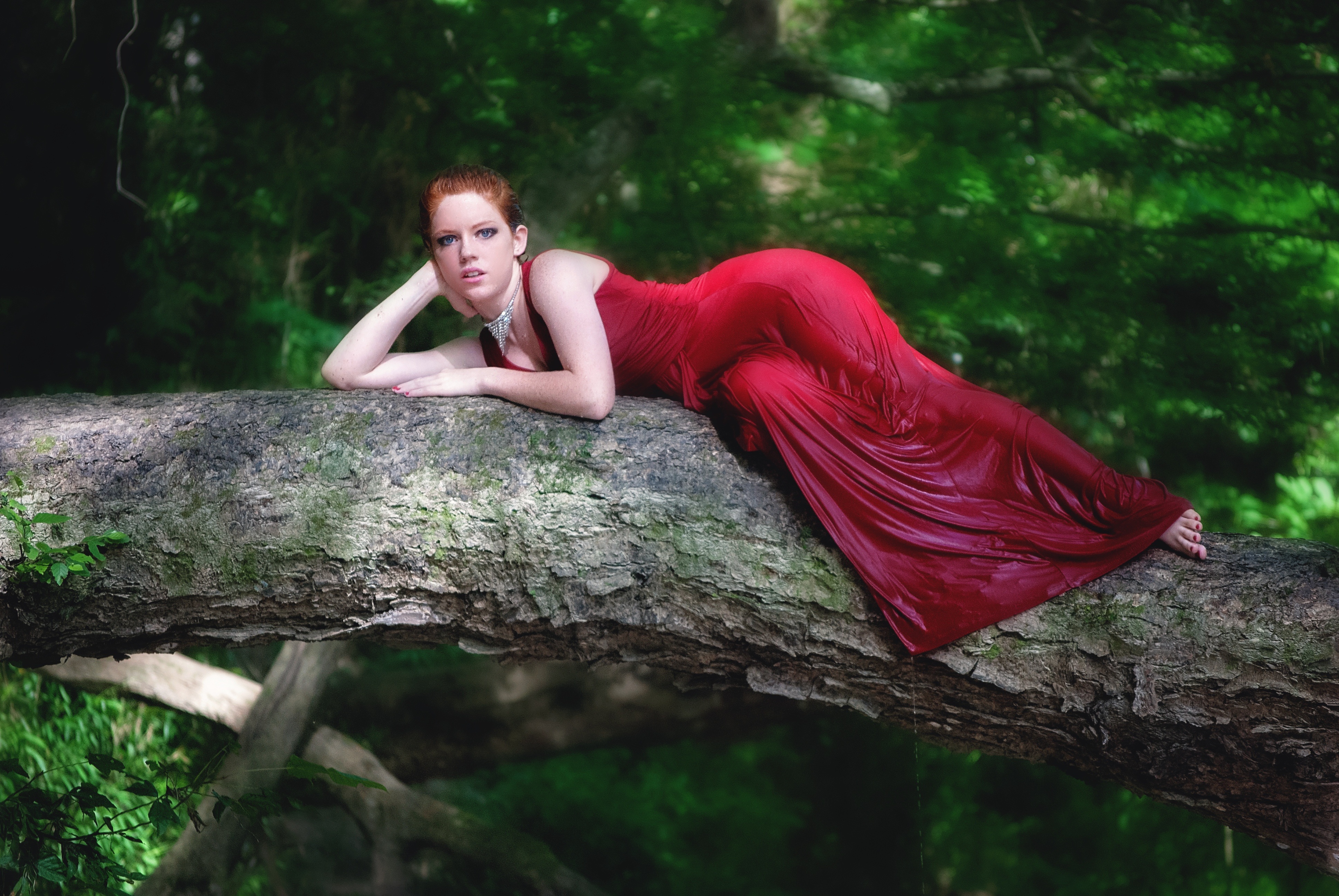 Человек стоит под деревом. Фотосессия в Красном платье на природе. Фотосессия в Красном платье в лесу. Фотосессия с тканью в лесу. Девушка дерево.