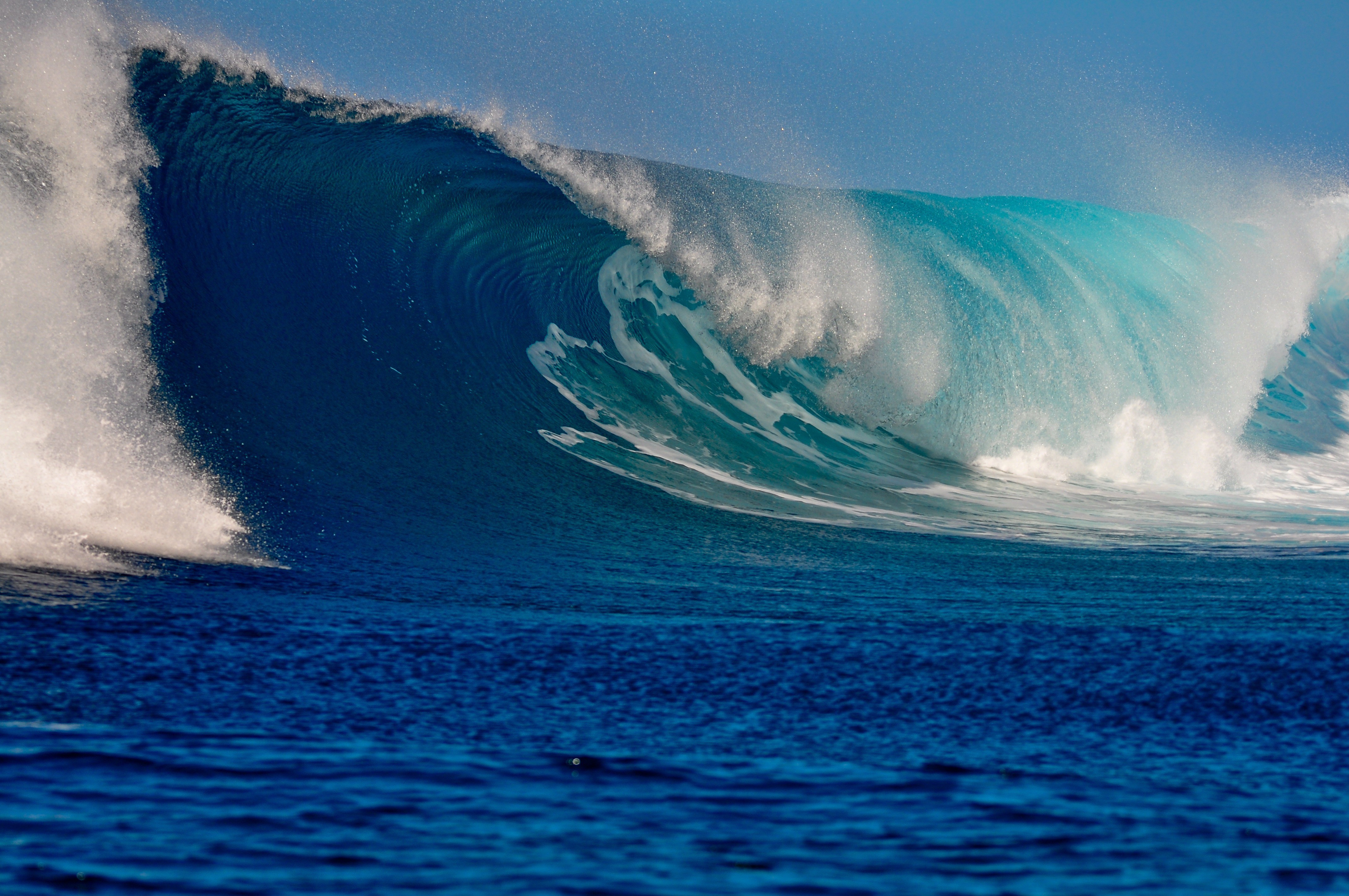 Бесплатное фото Большая волна для серфинга