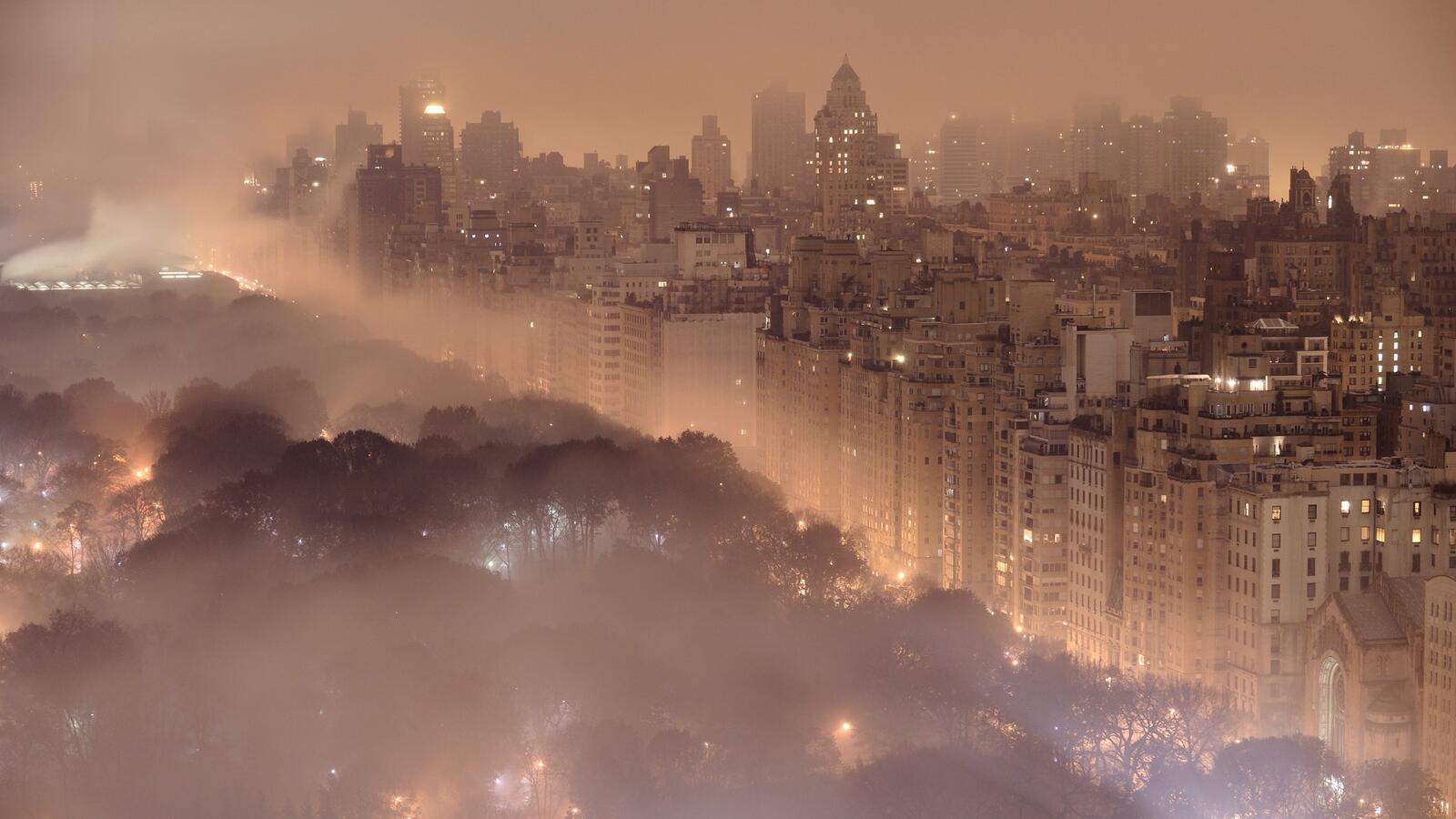 Бесплатное фото Ночной туман над городом