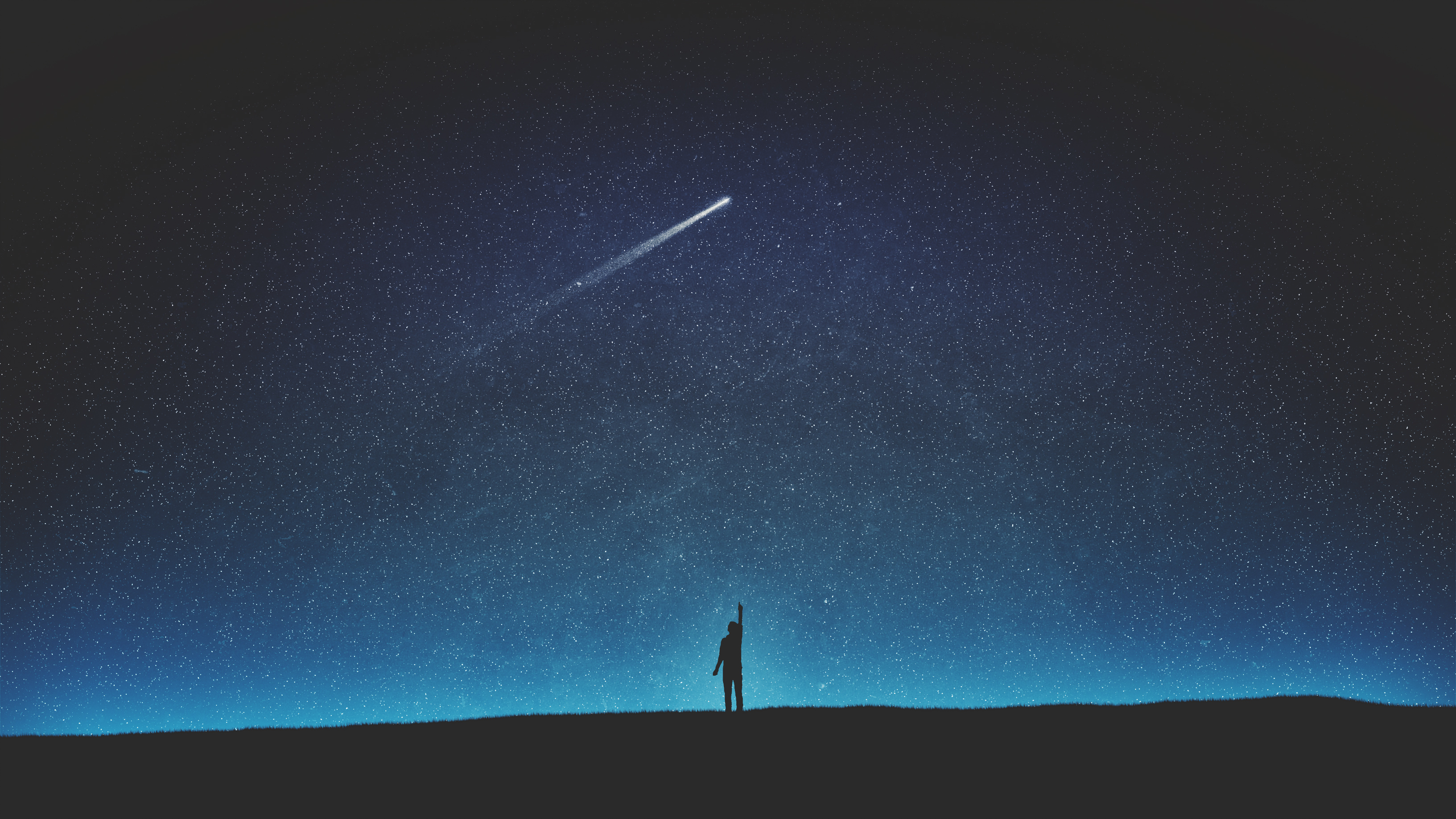 Бесплатное фото Парень смотрит на падающую звезду