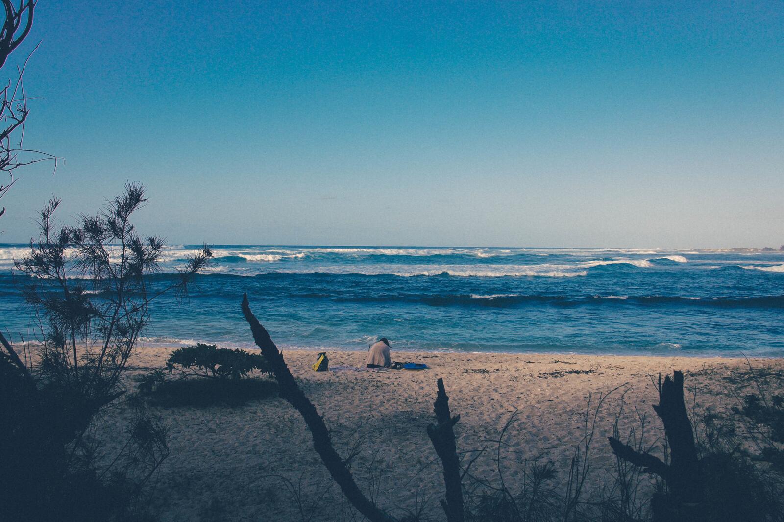 Бесплатное фото Большие морские волны у берега