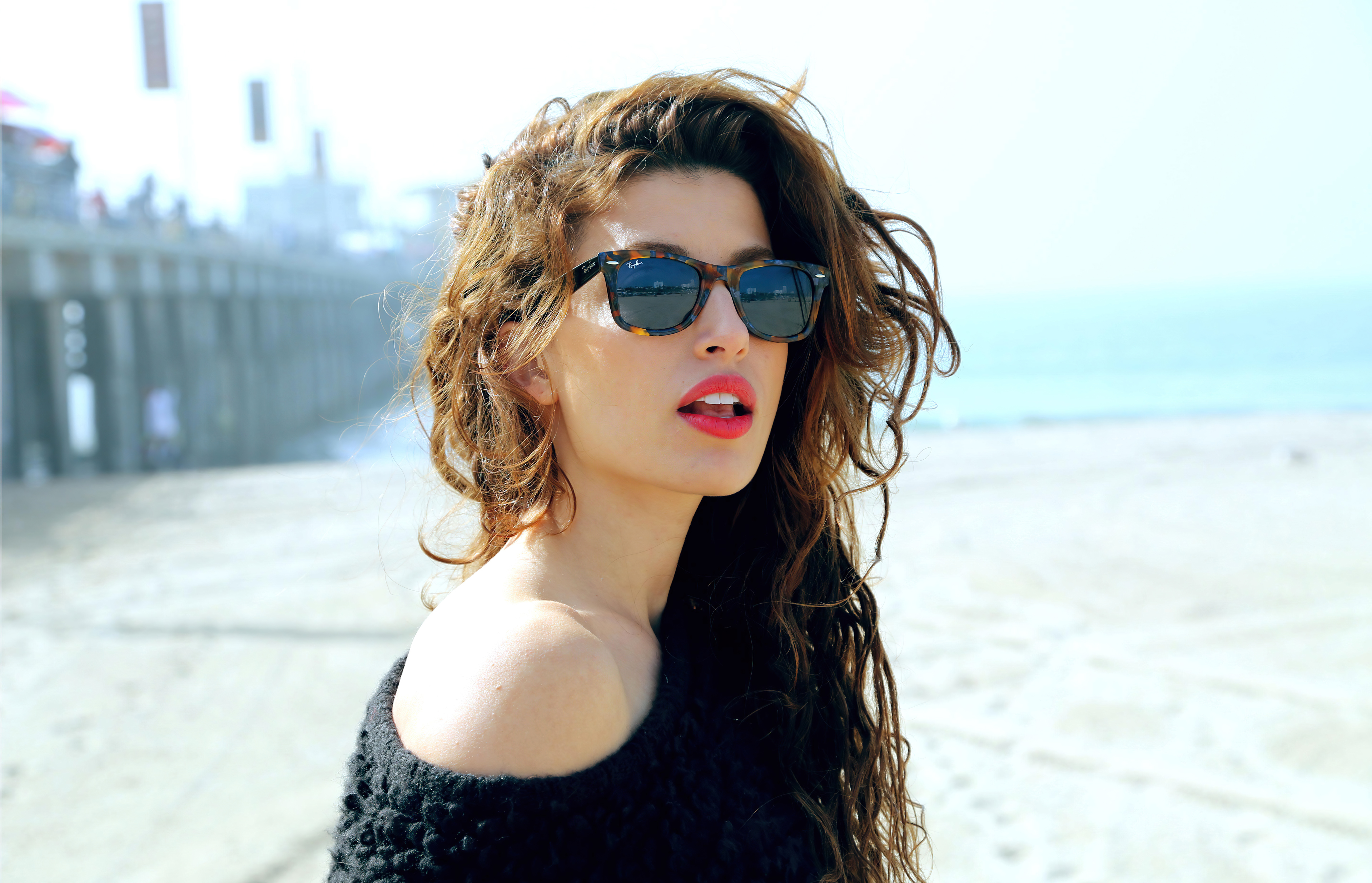 Бесплатное фото Таня Реймонд в солнечных очках