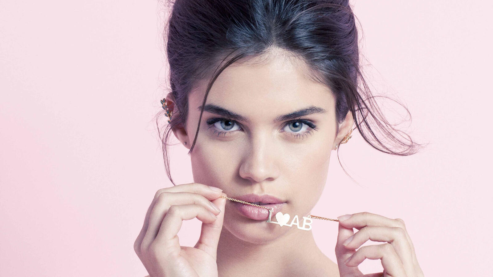 Wallpapers young brunette Sara Sampaio on the desktop