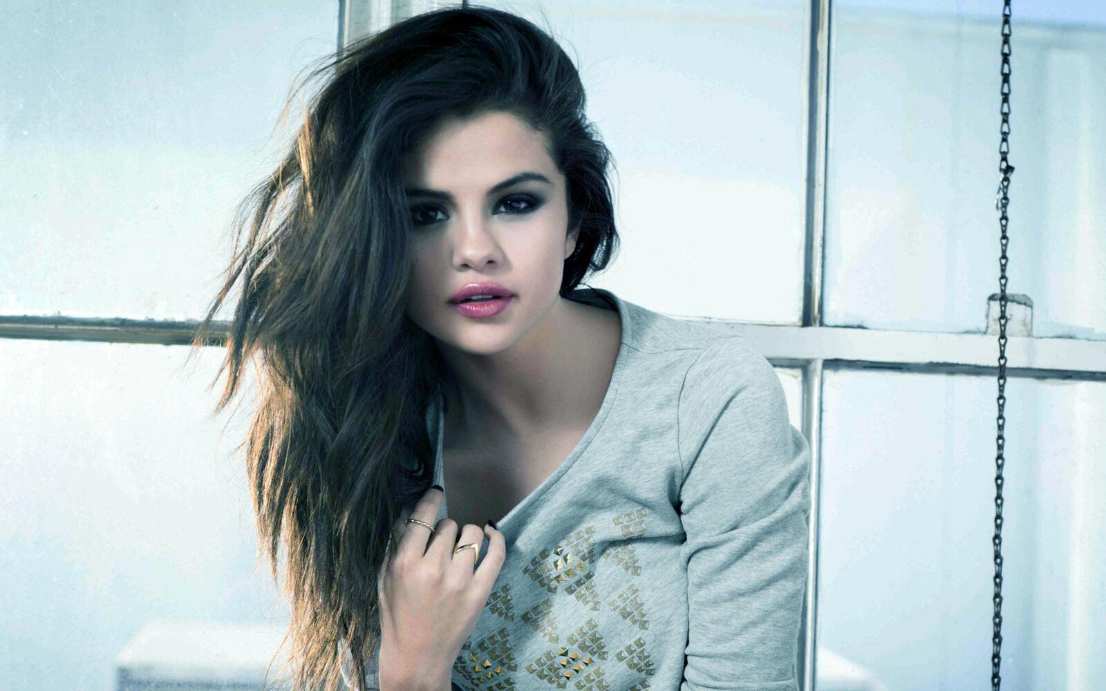 Обои Selena Gomez шатенка карие глаза на рабочий стол