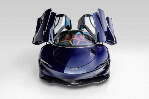 McLaren Speedtail с открытыми дверями