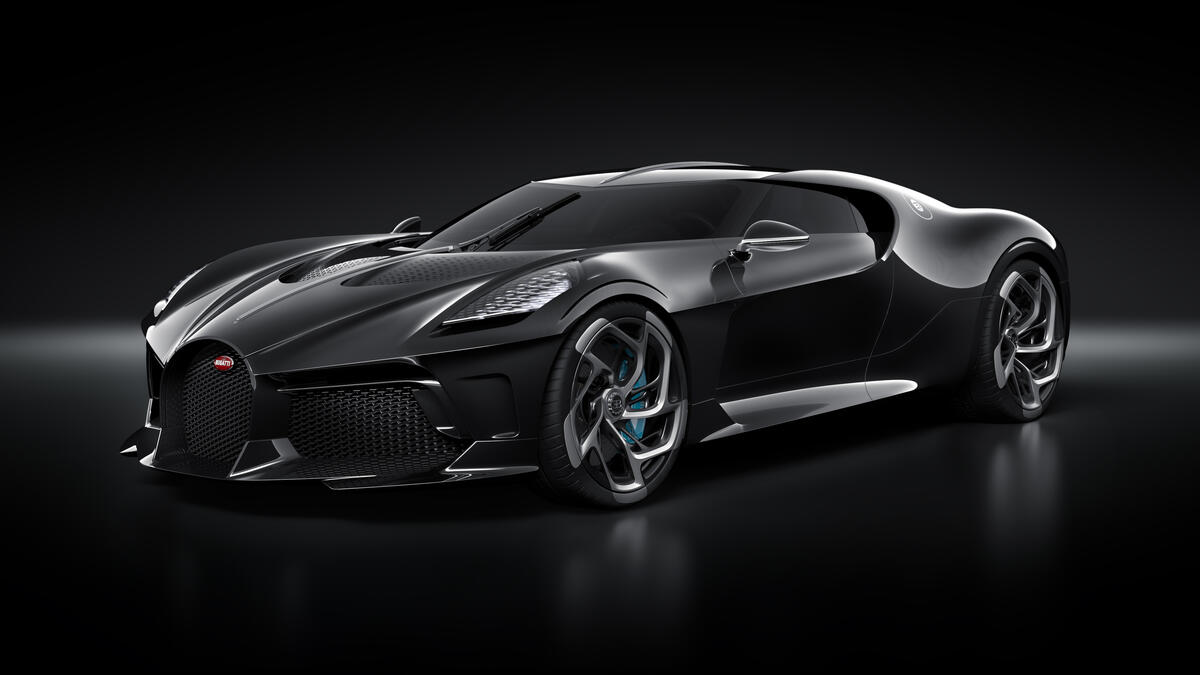 Черная Bugatti La Voiture Noire 2019 года на темном фоне