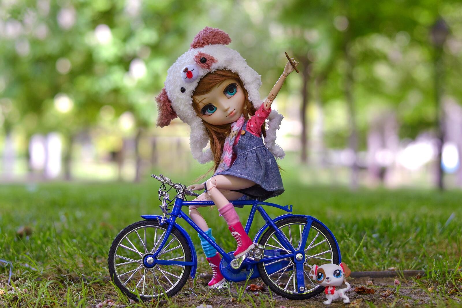 桌面上的壁纸玩具 娃娃 脚踏车