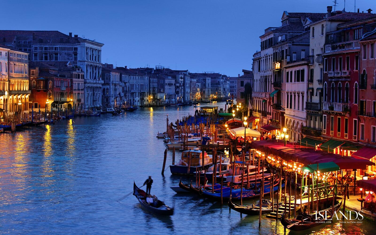 Бесплатное фото Водоканал в Италии с лодками на берегах